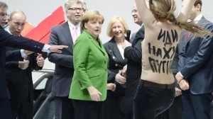Femen-Aktivistin vor Putin auf der Hannover Messe